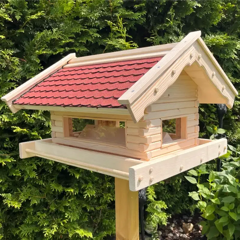 Futterhaus Harry mit roten Bitumenschindeln von rechts